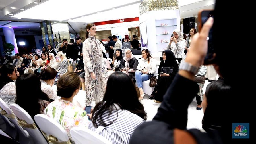 Metro Department Store menggelar Metro Festive Raya Fashion Show 2025 di Plaza Senayan, Jakarta, Kamis (6/3/2025). Dalam gelaran Festive Raya kali ini, Metro menggandeng empat desainer Indonesia dengan karya-karya koleksi Lebaran nan luar biasa.  (detikai.com/Tri Susilo)