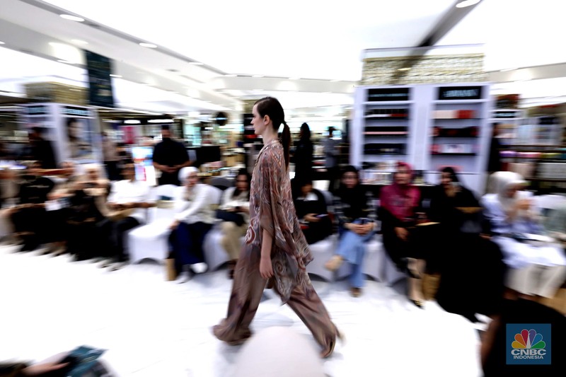 Metro Department Store menggelar Metro Festive Raya Fashion Show 2025 di Plaza Senayan, Jakarta, Kamis (6/3/2025). Dalam gelaran Festive Raya kali ini, Metro menggandeng empat desainer Indonesia dengan karya-karya koleksi Lebaran yang luar biasa.  (CNBC Indonesia/Tri Susilo)