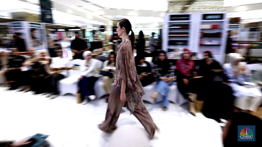 Metro Department Store menggelar Metro Festive Raya Fashion Show 2025 di Plaza Senayan, Jakarta, Kamis (6/3/2025). Dalam gelaran Festive Raya kali ini, Metro menggandeng empat desainer Indonesia dengan karya-karya koleksi Lebaran nan luar biasa.  (detikai.com/Tri Susilo)