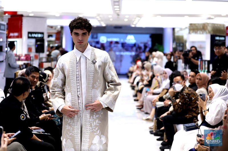 Metro Department Store menggelar Metro Festive Raya Fashion Show 2025 di Plaza Senayan, Jakarta, Kamis (6/3/2025). Dalam gelaran Festive Raya kali ini, Metro menggandeng empat desainer Indonesia dengan karya-karya koleksi Lebaran yang luar biasa.  (CNBC Indonesia/Tri Susilo)
