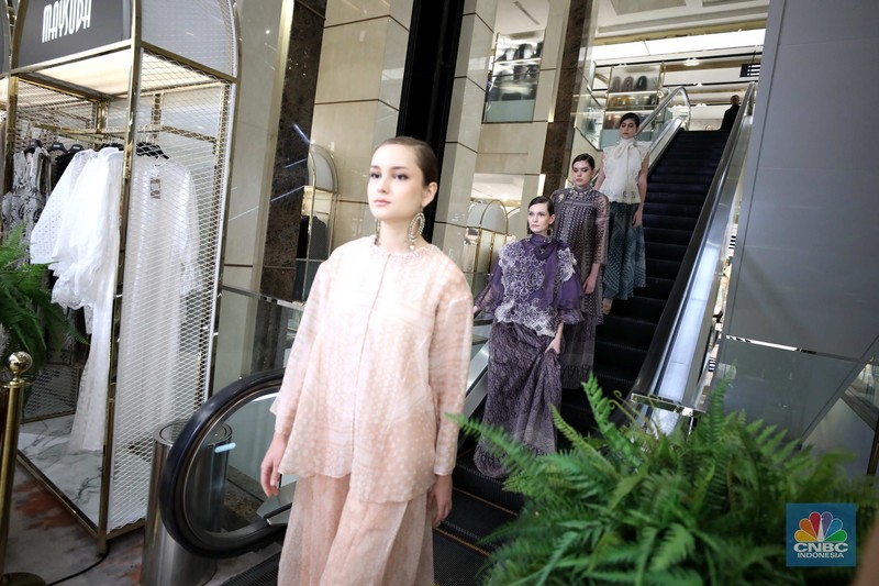 Metro Department Store menggelar Metro Festive Raya Fashion Show 2025 di Plaza Senayan, Jakarta, Kamis (6/3/2025). Dalam gelaran Festive Raya kali ini, Metro menggandeng empat desainer Indonesia dengan karya-karya koleksi Lebaran yang luar biasa. (CNBC Indonesia/Tri Susilo) Metro Department Store menggelar Metro Festive Raya Fashion Show 2025 di Plaza Senayan, Jakarta, Kamis (6/3/2025). Dalam gelaran Festive Raya kali ini, Metro menggandeng empat desainer Indonesia dengan karya-karya koleksi Lebaran yang luar biasa. (CNBC Indonesia/Tri Susilo)
