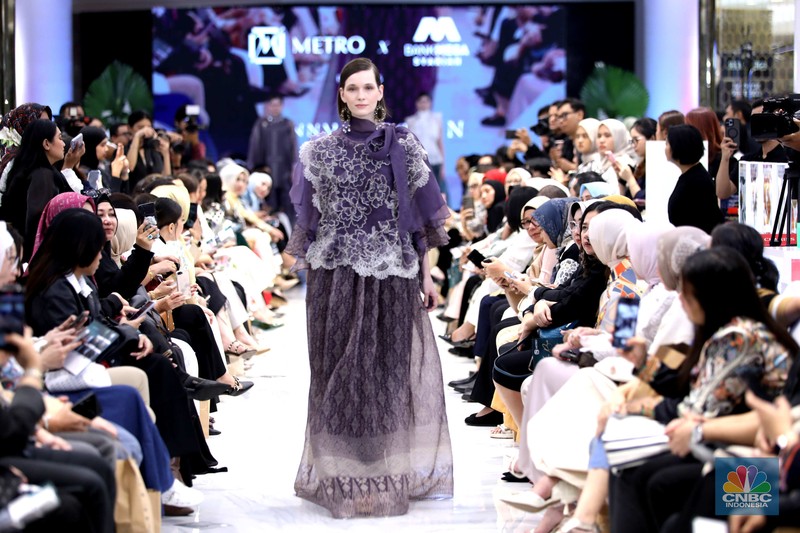 Metro Department Store menggelar Metro Festive Raya Fashion Show 2025 di Plaza Senayan, Jakarta, Kamis (6/3/2025). Dalam gelaran Festive Raya kali ini, Metro menggandeng empat desainer Indonesia dengan karya-karya koleksi Lebaran yang luar biasa. (CNBC Indonesia/Tri Susilo) Metro Department Store menggelar Metro Festive Raya Fashion Show 2025 di Plaza Senayan, Jakarta, Kamis (6/3/2025). Dalam gelaran Festive Raya kali ini, Metro menggandeng empat desainer Indonesia dengan karya-karya koleksi Lebaran yang luar biasa. (CNBC Indonesia/Tri Susilo)