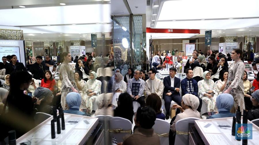 Metro Department Store menggelar Metro Festive Raya Fashion Show 2025 di Plaza Senayan, Jakarta, Kamis (6/3/2025). Dalam gelaran Festive Raya kali ini, Metro menggandeng empat desainer Indonesia dengan karya-karya koleksi Lebaran yang luar biasa.  (CNBC Indonesia/Tri Susilo)