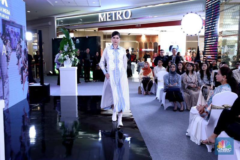 Metro Department Store menggelar Metro Festive Raya Fashion Show 2025 di Plaza Senayan, Jakarta, Kamis (6/3/2025). Dalam gelaran Festive Raya kali ini, Metro menggandeng empat desainer Indonesia dengan karya-karya koleksi Lebaran yang luar biasa.  (CNBC Indonesia/Tri Susilo)