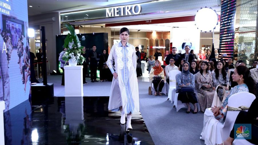 Metro Department Store menggelar Metro Festive Raya Fashion Show 2025 di Plaza Senayan, Jakarta, Kamis (6/3/2025). Dalam gelaran Festive Raya kali ini, Metro menggandeng empat desainer Indonesia dengan karya-karya koleksi Lebaran nan luar biasa.  (detikai.com/Tri Susilo)