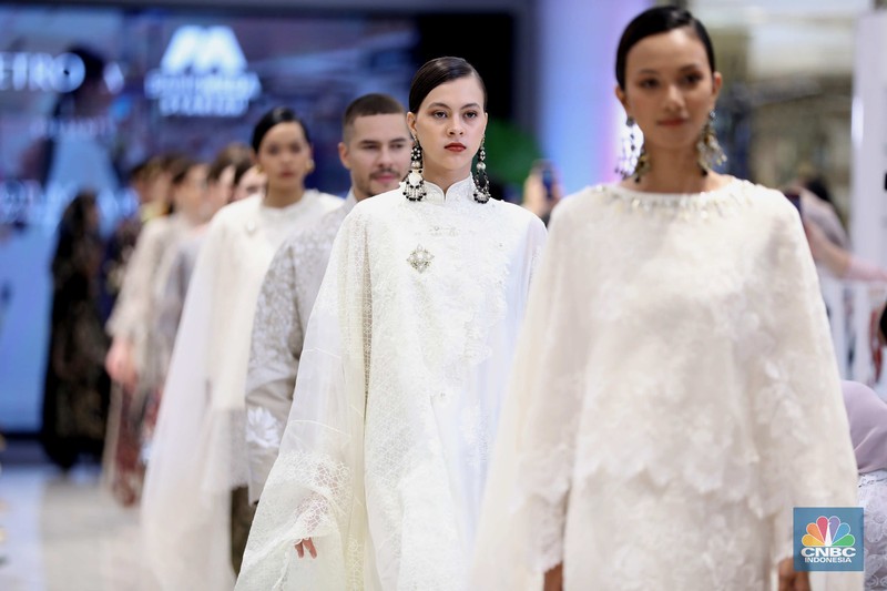 Metro Department Store menggelar Metro Festive Raya Fashion Show 2025 di Plaza Senayan, Jakarta, Kamis (6/3/2025). Dalam gelaran Festive Raya kali ini, Metro menggandeng empat desainer Indonesia dengan karya-karya koleksi Lebaran yang luar biasa.  (CNBC Indonesia/Tri Susilo)