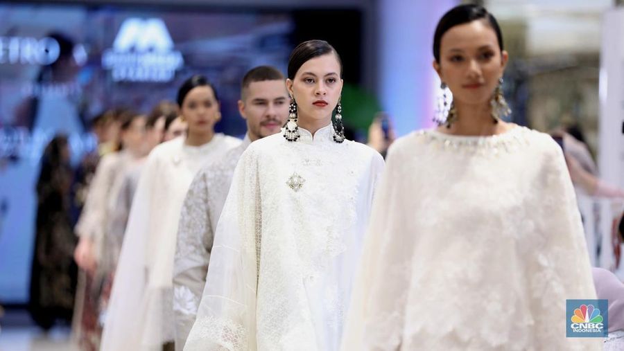 Metro Department Store menggelar Metro Festive Raya Fashion Show 2025 di Plaza Senayan, Jakarta, Kamis (6/3/2025). Dalam gelaran Festive Raya kali ini, Metro menggandeng empat desainer Indonesia dengan karya-karya koleksi Lebaran nan luar biasa.  (detikai.com/Tri Susilo)