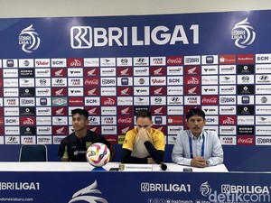 Paul Munster Tutup Hidung Saat Prescon PSM Vs Persebaya gegara Bau Lem