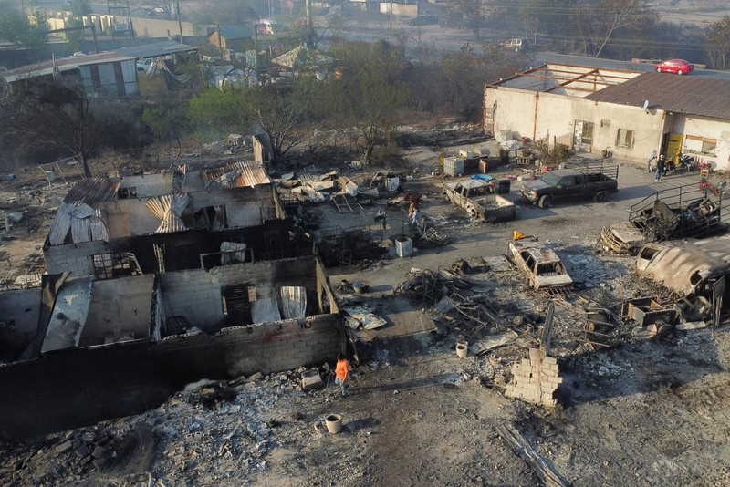 Asap mengepul dari kebakaran yang disebabkan oleh gelombang angin kencang, di pinggiran Monterrey, di Santa Catarina, Meksiko, 4 Maret 2025. (REUTERS/Daniel Becerril)
