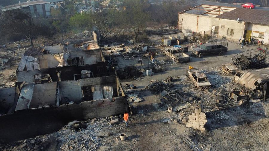 Asap mengepul dari kebakaran yang disebabkan oleh gelombang angin kencang, di pinggiran Monterrey, di Santa Catarina, Meksiko, 4 Maret 2025. (REUTERS/Daniel Becerril)