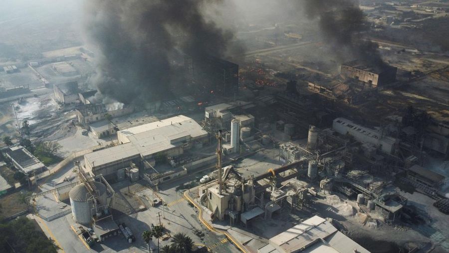 Asap mengepul dari kebakaran yang disebabkan oleh gelombang angin kencang, di pinggiran Monterrey, di Santa Catarina, Meksiko, 4 Maret 2025. (REUTERS/Daniel Becerril)