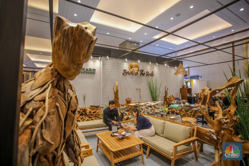 Pengunjung melihat koleksi perlengkapan rumah yang ditampilkan dalam acara Indonesia International Furniture Expo (IFEX) 2025 di JIExpo Kemayoran, Jakarta, Kamis (6/3/2025). (CNBC Indonesia/Faisal Rahman) Pengunjung melihat koleksi perlengkapan rumah yang ditampilkan dalam acara Indonesia International Furniture Expo (IFEX) 2025 di JIExpo Kemayoran, Jakarta, Kamis (6/3/2025). (CNBC Indonesia/Faisal Rahman)