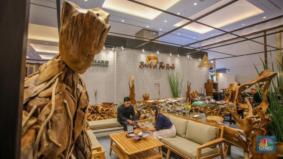 Pengunjung melihat koleksi perlengkapan rumah yang ditampilkan dalam acara Indonesia International Furniture Expo (IFEX) 2025 di JIExpo Kemayoran, Jakarta, Kamis (6/3/2025). (²©²ÊÍøÕ¾/Faisal Rahman)