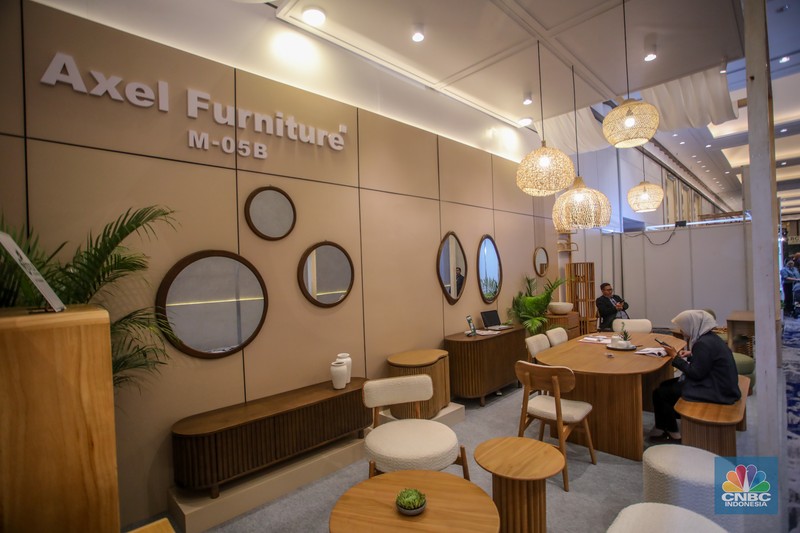 Pengunjung melihat koleksi perlengkapan rumah yang ditampilkan dalam acara Indonesia International Furniture Expo (IFEX) 2025 di JIExpo Kemayoran, Jakarta, Kamis (6/3/2025). (CNBC Indonesia/Faisal Rahman) Pengunjung melihat koleksi perlengkapan rumah yang ditampilkan dalam acara Indonesia International Furniture Expo (IFEX) 2025 di JIExpo Kemayoran, Jakarta, Kamis (6/3/2025). (CNBC Indonesia/Faisal Rahman)
