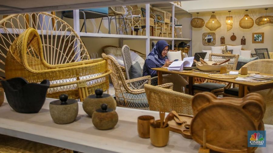 Pengunjung melihat koleksi perlengkapan rumah yang ditampilkan dalam acara Indonesia International Furniture Expo (IFEX) 2025 di JIExpo Kemayoran, Jakarta, Kamis (6/3/2025).  (CNBC Indonesia/Faisal Rahman)