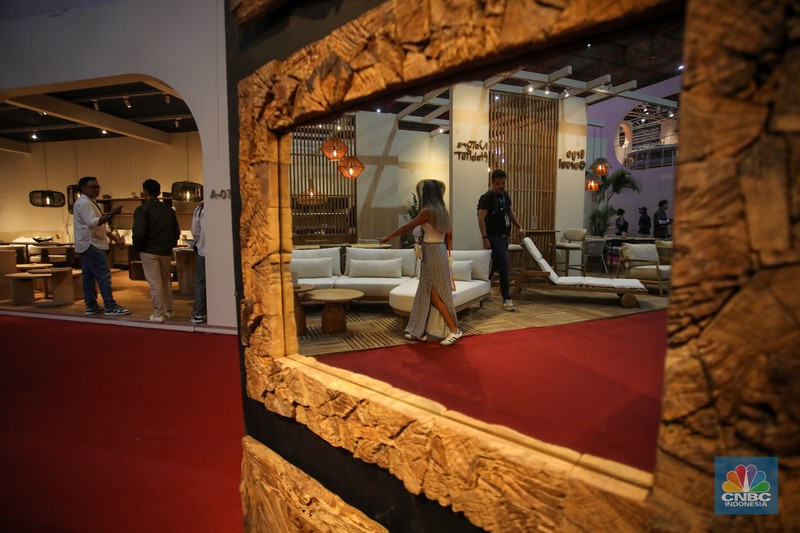 Pengunjung melihat koleksi perlengkapan rumah yang ditampilkan dalam acara Indonesia International Furniture Expo (IFEX) 2025 di JIExpo Kemayoran, Jakarta, Kamis (6/3/2025). (CNBC Indonesia/Faisal Rahman) Pengunjung melihat koleksi perlengkapan rumah yang ditampilkan dalam acara Indonesia International Furniture Expo (IFEX) 2025 di JIExpo Kemayoran, Jakarta, Kamis (6/3/2025). (CNBC Indonesia/Faisal Rahman)