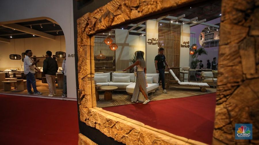 Pengunjung melihat koleksi perlengkapan rumah yang ditampilkan dalam acara Indonesia International Furniture Expo (IFEX) 2025 di JIExpo Kemayoran, Jakarta, Kamis (6/3/2025).  (CNBC Indonesia/Faisal Rahman)