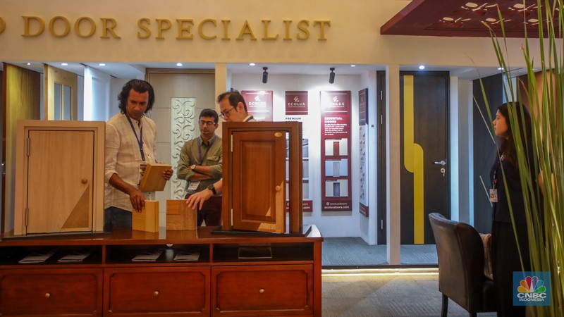 Pengunjung melihat koleksi perlengkapan rumah yang ditampilkan dalam acara Indonesia International Furniture Expo (IFEX) 2025 di JIExpo Kemayoran, Jakarta, Kamis (6/3/2025). (CNBC Indonesia/Faisal Rahman) Pengunjung melihat koleksi perlengkapan rumah yang ditampilkan dalam acara Indonesia International Furniture Expo (IFEX) 2025 di JIExpo Kemayoran, Jakarta, Kamis (6/3/2025). (CNBC Indonesia/Faisal Rahman)
