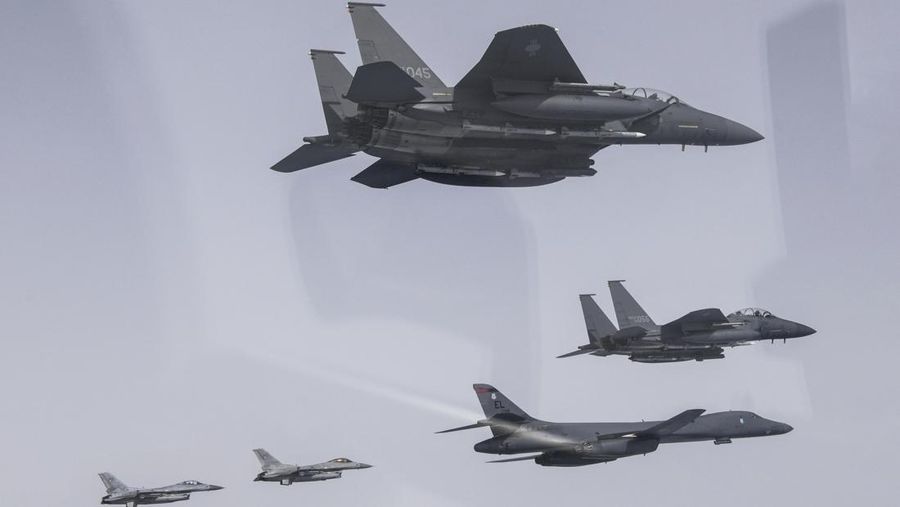 Pesawat tempur Angkatan Udara Korea Selatan F-15K dan KF-16, kiri bawah, di atas Semenanjung Korea Selatan selama latihan udara gabungan di Korea Selatan, Jumat, 3 Maret 2023. (South Korea Defense Ministry via AP/File Foto)