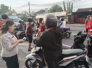 Cek Ketaatan Bayar Pajak, Petugas Periksa Surat-surat Pengendara di Tabanan