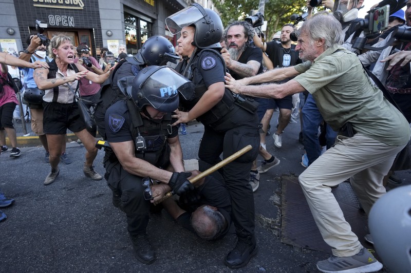 Polisi anti huru hara dan demonstran saling berhadapan selama protes untuk mendapatkan pensiun yang lebih baik bagi para pensiunan di Buenos Aires, Argentina, Rabu, 5 Maret 2025. (AP Photo/Rodrigo Abd)