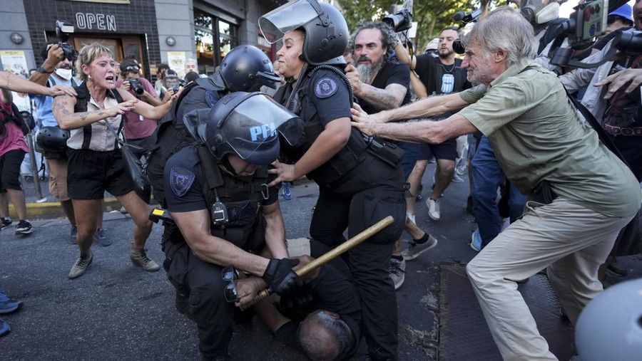 Polisi anti huru hara dan demonstran saling berhadapan selama protes untuk mendapatkan pensiun yang lebih baik bagi para pensiunan di Buenos Aires, Argentina, Rabu, 5 Maret 2025. (AP Photo/Rodrigo Abd)