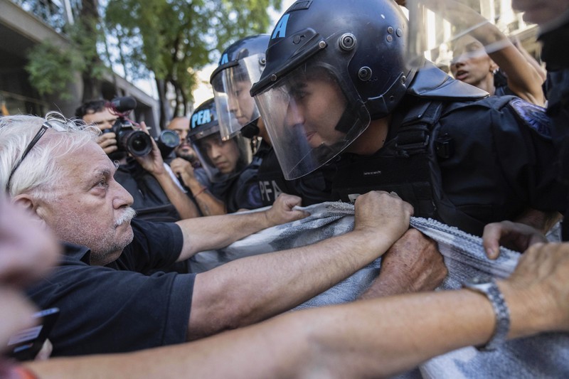 Polisi anti huru hara dan demonstran saling berhadapan selama protes untuk mendapatkan pensiun yang lebih baik bagi para pensiunan di Buenos Aires, Argentina, Rabu, 5 Maret 2025. Polisi anti huru hara dan demonstran saling berhadapan selama protes untuk mendapatkan pensiun yang lebih baik bagi para pensiunan di Buenos Aires, Argentina, Rabu, 5 Maret 2025. (AP Photo/Rodrigo Abd)