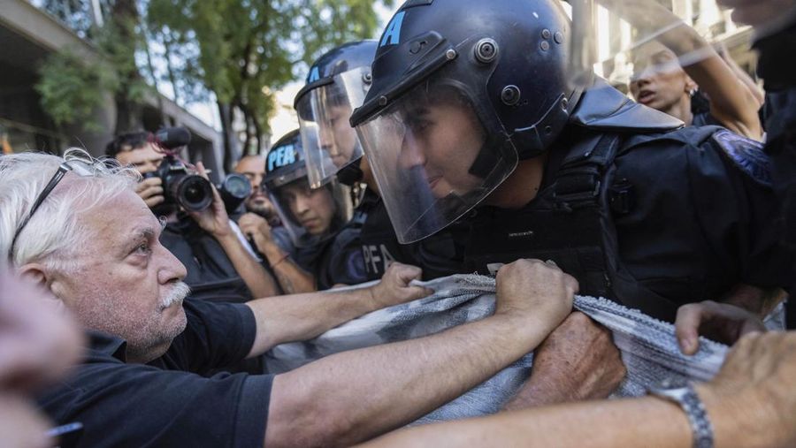 Polisi anti huru hara dan demonstran saling berhadapan selama protes untuk mendapatkan pensiun yang lebih baik bagi para pensiunan di Buenos Aires, Argentina, Rabu, 5 Maret 2025. (AP Photo/Rodrigo Abd)