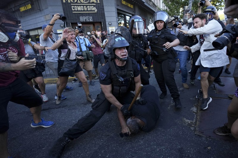 Polisi anti huru hara dan demonstran saling berhadapan selama protes untuk mendapatkan pensiun yang lebih baik bagi para pensiunan di Buenos Aires, Argentina, Rabu, 5 Maret 2025. (AP Photo/Rodrigo Abd)