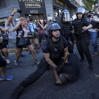 Kerusuhan Pecah! Polisi Semprot Merica dan Pentung Massa Lansia