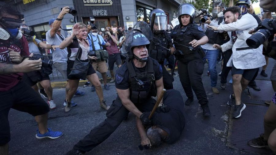 Polisi anti huru hara dan demonstran saling berhadapan selama protes untuk mendapatkan pensiun yang lebih baik bagi para pensiunan di Buenos Aires, Argentina, Rabu, 5 Maret 2025. (AP Photo/Rodrigo Abd)