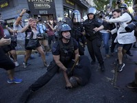 Kerusuhan Pecah! Polisi Semprot Merica dan Pentung Massa Lansia