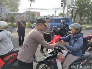 Polisi di Sidoarjo Bagi-bagi Takjil untuk Pengguna Jalan
