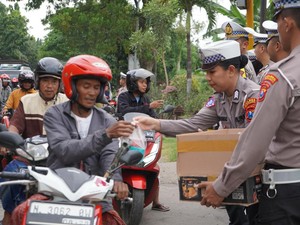 Polres Probolinggo Berbagi Takjil Sambil Edukasi Kamseltibcarlantas