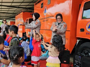 Polwan Polda Metro Turun Pulihkan Trauma Anak-anak Korban Banjir PGP Bekasi
