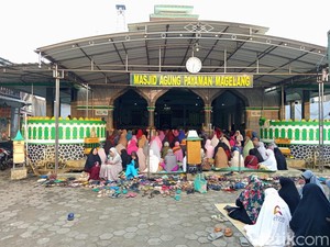Menabung Akhirat Ala Para Santri Sepuh di Masjid Agung Payaman Magelang