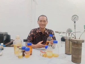 Profesor ITS Temukan Cara Murah Ubah Limbah Plastik Jadi BBM RON 98