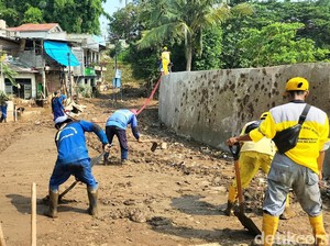 Video: Banjir di Rawajati Jaksel Surut, Warga Dibantu Pasukan Biru Bersih-bersih