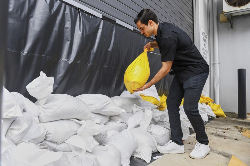 Warga mengumpulkan karung pasir di sebuah depot di Pulau Bribie, Queensland, Selasa, 4 Maret 2025, saat mereka bersiap menghadapi Siklon Alfred yang mendekat. Warga mengumpulkan karung pasir di sebuah depot di Pulau Bribie, Queensland, Selasa, 4 Maret 2025, saat mereka bersiap menghadapi Siklon Alfred yang mendekat. (Jono Searle/AAP Image via AP)