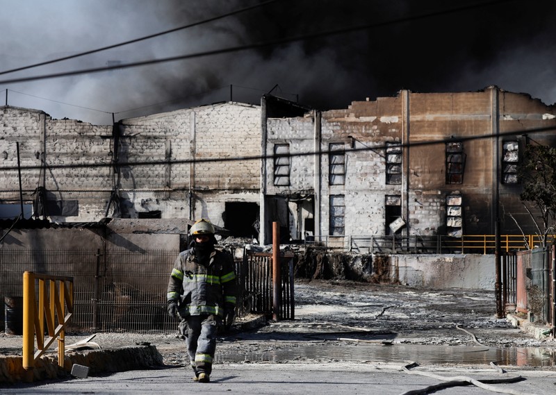Asap mengepul dari kebakaran yang disebabkan oleh gelombang angin kencang, di pinggiran Monterrey, di Santa Catarina, Meksiko, 4 Maret 2025. (REUTERS/Daniel Becerril)