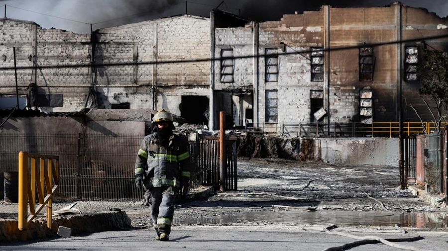 Asap mengepul dari kebakaran yang disebabkan oleh gelombang angin kencang, di pinggiran Monterrey, di Santa Catarina, Meksiko, 4 Maret 2025. (REUTERS/Daniel Becerril)