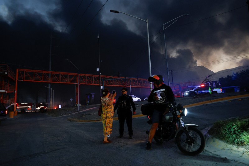 Asap mengepul dari kebakaran yang disebabkan oleh gelombang angin kencang, di pinggiran Monterrey, di Santa Catarina, Meksiko, 4 Maret 2025. Asap mengepul dari kebakaran yang disebabkan oleh gelombang angin kencang, di pinggiran Monterrey, di Santa Catarina, Meksiko, 4 Maret 2025. (REUTERS/Daniel Becerril)
