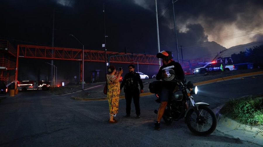 Asap mengepul dari kebakaran yang disebabkan oleh gelombang angin kencang, di pinggiran Monterrey, di Santa Catarina, Meksiko, 4 Maret 2025. (REUTERS/Daniel Becerril)