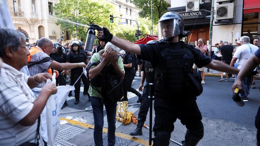 Polisi anti huru hara dan demonstran saling berhadapan selama protes untuk mendapatkan pensiun yang lebih baik bagi para pensiunan di Buenos Aires, Argentina, Rabu, 5 Maret 2025. (AP Photo/Rodrigo Abd)