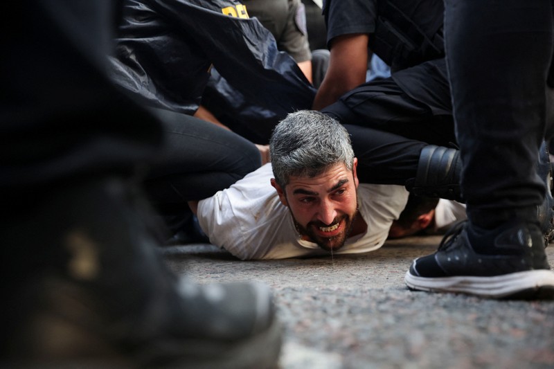 Polisi anti huru hara dan demonstran saling berhadapan selama protes untuk mendapatkan pensiun yang lebih baik bagi para pensiunan di Buenos Aires, Argentina, Rabu, 5 Maret 2025. Polisi anti huru hara dan demonstran saling berhadapan selama protes untuk mendapatkan pensiun yang lebih baik bagi para pensiunan di Buenos Aires, Argentina, Rabu, 5 Maret 2025. (AP Photo/Rodrigo Abd)