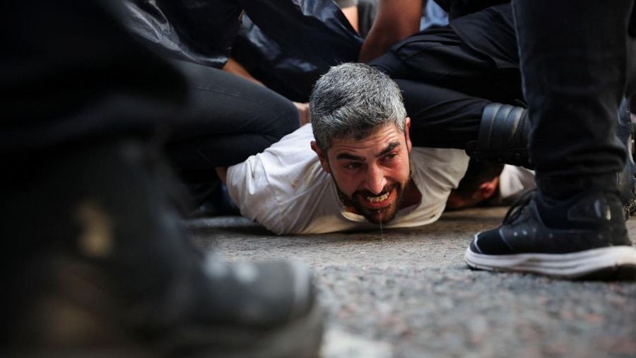 Polisi anti huru hara dan demonstran saling berhadapan selama protes untuk mendapatkan pensiun yang lebih baik bagi para pensiunan di Buenos Aires, Argentina, Rabu, 5 Maret 2025. (AP Photo/Rodrigo Abd)