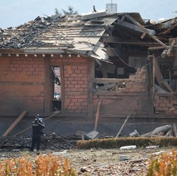 Potret Jet Tempur Tak Sengaja Jatuhkan 8 Bom ke Rumah Warga, 2 Kritis