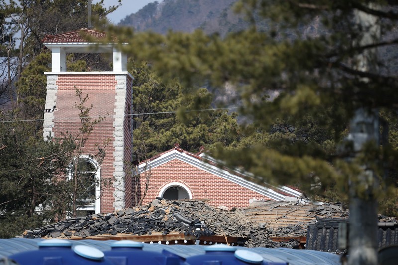SOUTHKOREA-BLAST/ Officials stand near damaged buildings after South Korea's Air Force said that Mk82 bombs fell from a KF-16 jet outside the shooting range during joint live-fire exercises near the demilitarized zone separating two Koreas in Pocheon, South Korea, March 6, 2025. REUTERS/Kim Hong-Ji