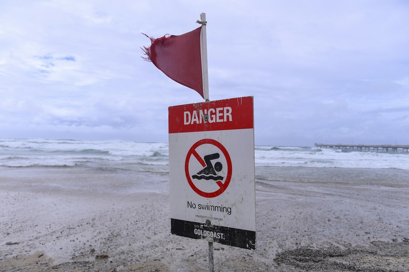 Warga mengumpulkan karung pasir di sebuah depot di Pulau Bribie, Queensland, Selasa, 4 Maret 2025, saat mereka bersiap menghadapi Siklon Alfred yang mendekat. (Jono Searle/AAP Image via AP)