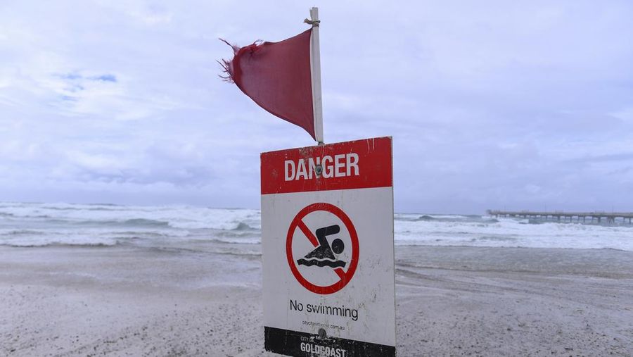 Warga mengumpulkan karung pasir di sebuah depot di Pulau Bribie, Queensland, Selasa, 4 Maret 2025, saat mereka bersiap menghadapi Siklon Alfred yang mendekat. (Jono Searle/AAP Image via AP)